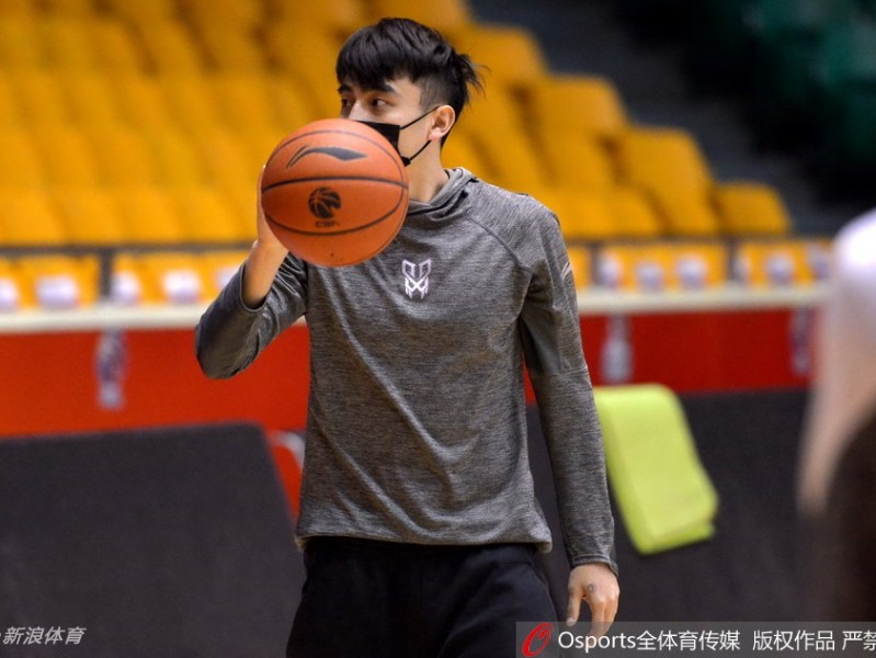 上海男篮迎来生死劫：齐鲁之战虽败，不屈斗志仍存季后赛希望