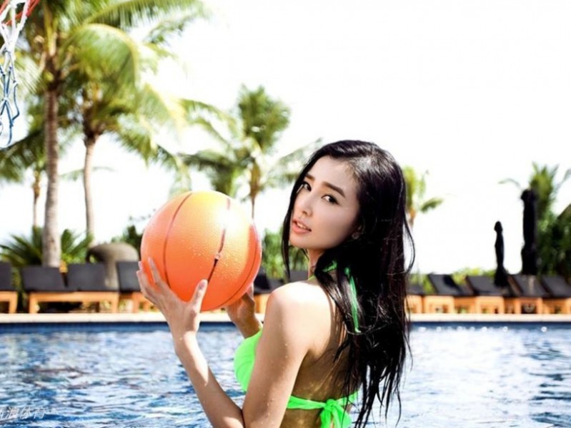 龙女郎姚星彤的银幕之外：从健身房到海边的多元魅力