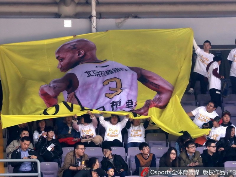 京城篮球英雄的新篇章：马布里率领北控首胜山东燃爆奥体