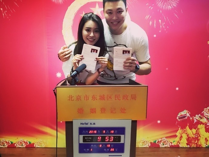 李根与爱人甜蜜领证，从球场硬汉到柔情丈夫的幸福转身