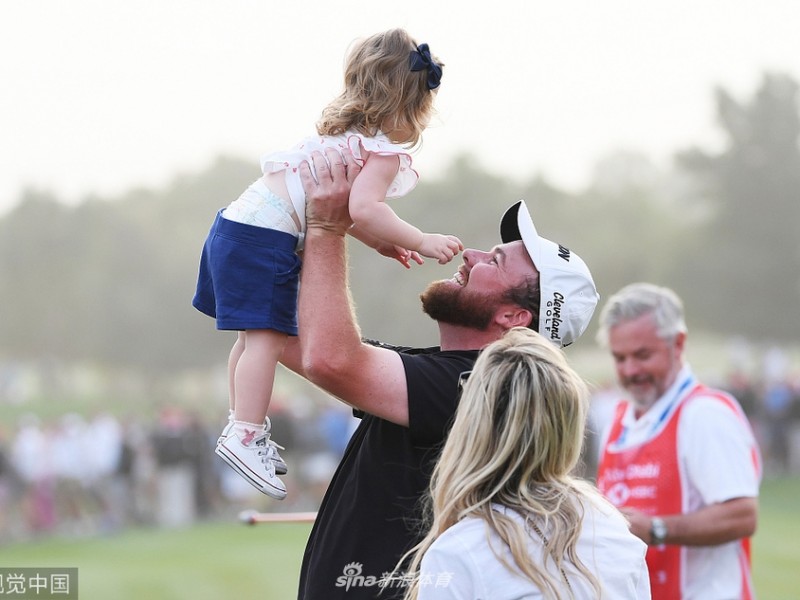 劳瑞逆转绝杀阿布扎比锦标赛 时隔三年半再捧欧巡奖杯