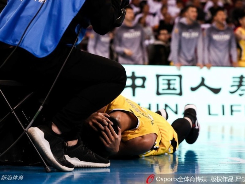 京城德比火爆一幕：贺希宁倒地遭踢头，丁伟怒冲赛场理论