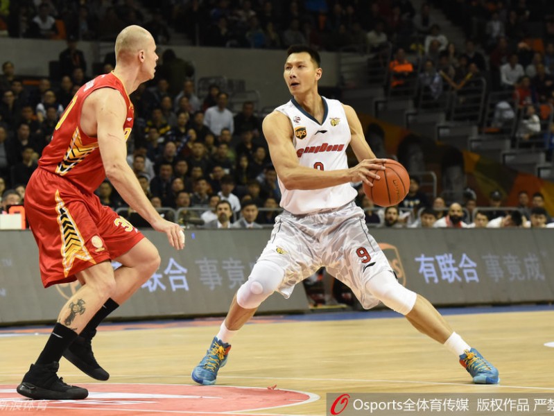 粤战硝烟：易建联硬撼兰佩，华南虎的双料征服