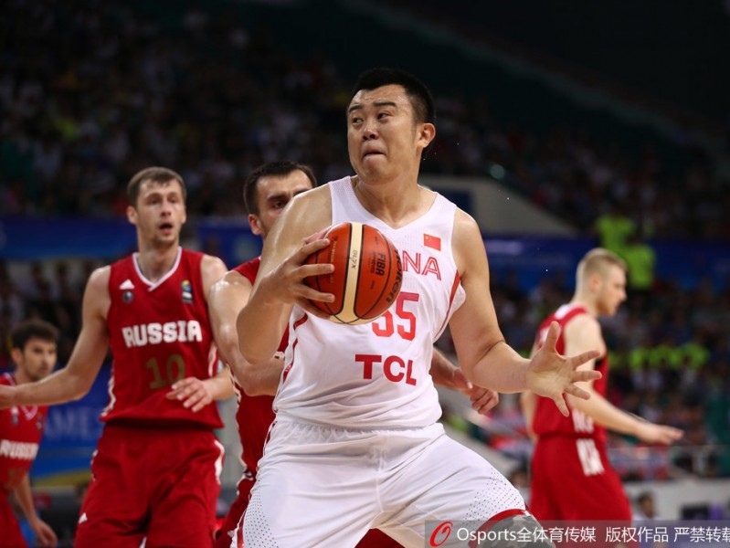 金砖赛场巅峰对决：韩德君力扛俄罗斯高塔，中国男篮蓝队虽败犹荣