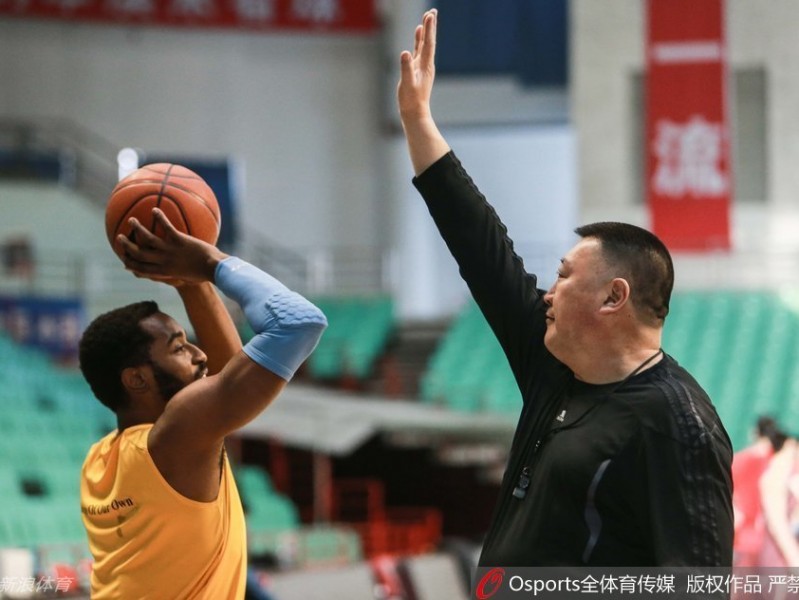 决战前夕静悄悄：四川男篮总决赛前轻松备战，“邓哈哈”组合磨拳擦掌