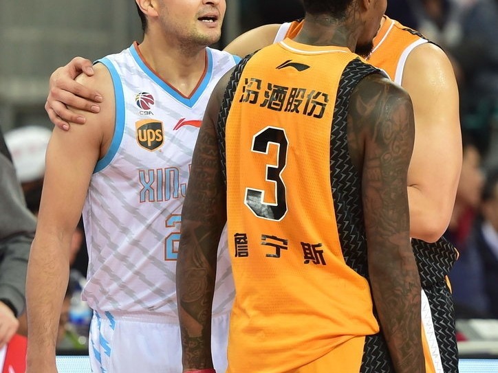 季前赛硝烟弥漫，西热力江与詹宁斯针锋相对引爆球场