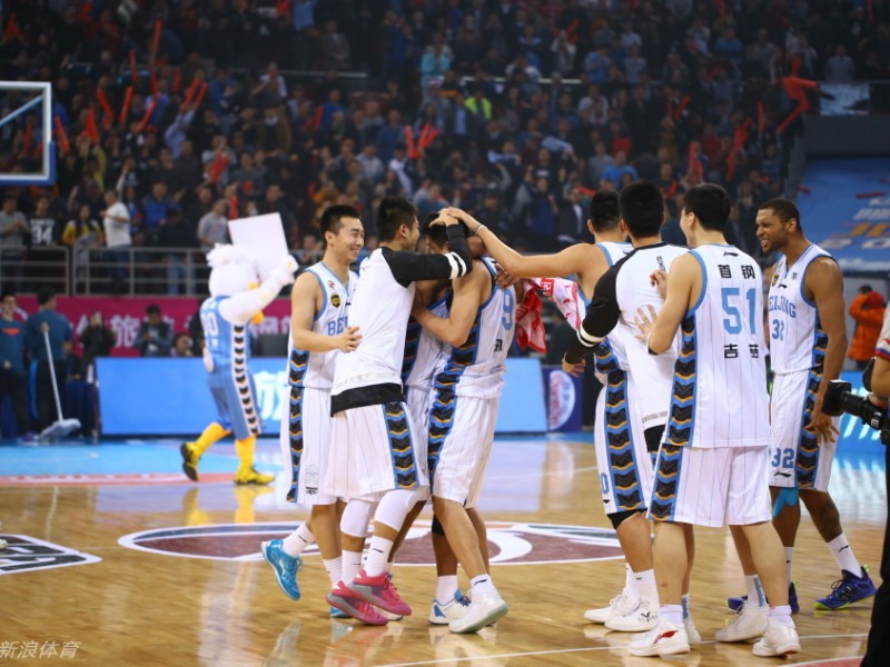 京粤大战经典瞬间重现：铁血防守与关键先生的巅峰对决