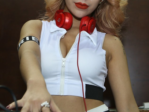 赛场上的别样风景 江苏肯帝亚美女DJ金发红唇抢镜