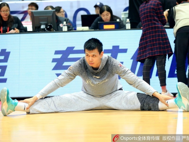 八一男篮备战新赛季，王治郅训练场亲授绝技力扛内线大旗