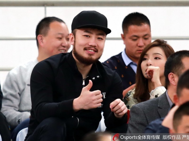 睢冉携爱妻观战鲁能大胜辽足，场边秀恩爱见证降级一刻