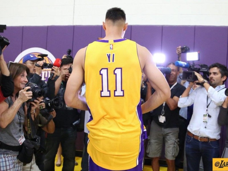 紫金新征程：易建联身披十一号战袍亮相湖人，从容备战自信回归