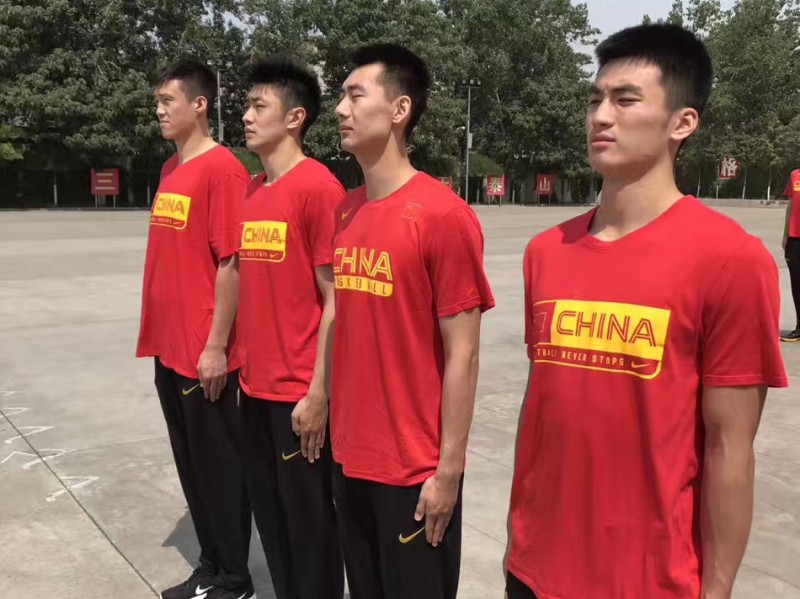 男篮蓝队军营铸魂记：韩德君烈日展豪情，刘晓宇英姿引赞叹