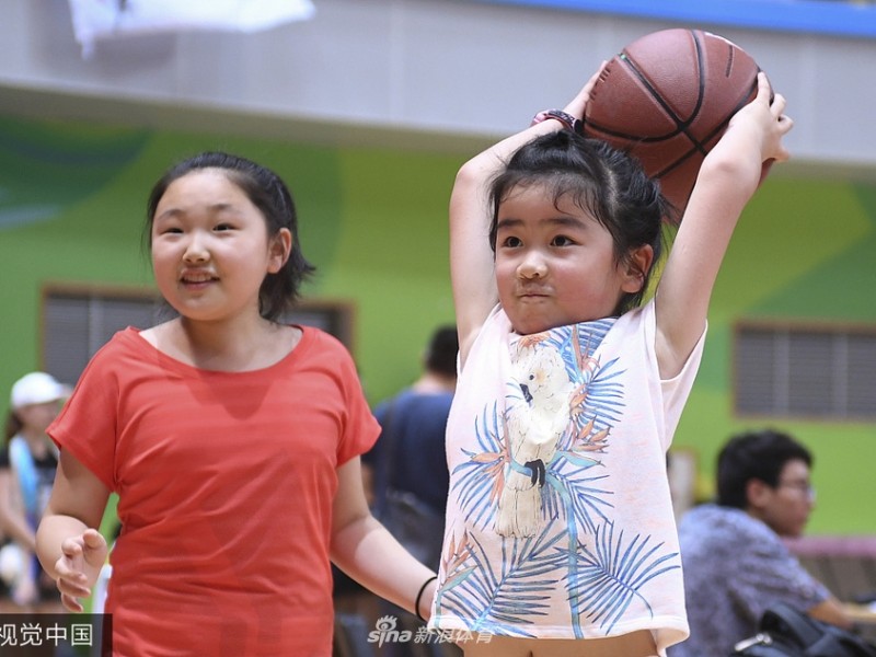 七岁姚沁蕾南京球场初试啼声，巨人基因传承有自