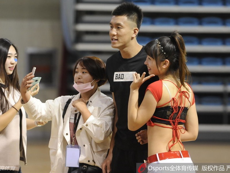 郭艾伦亮相沈阳引爆热情 与女球迷暖心互动大秀球技