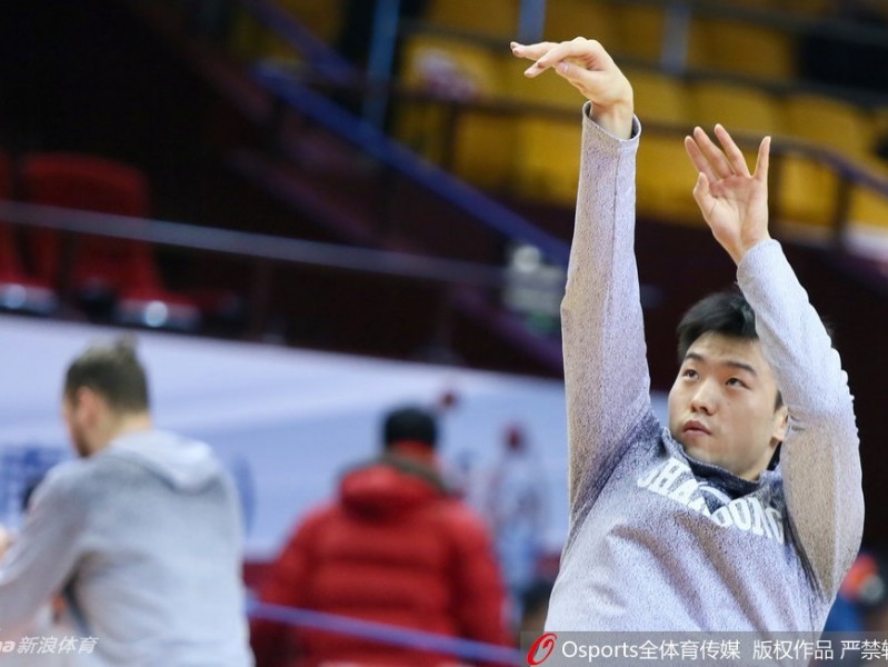 山东高速赛前欢腾，丁彦雨航戏耍队友展笑颜