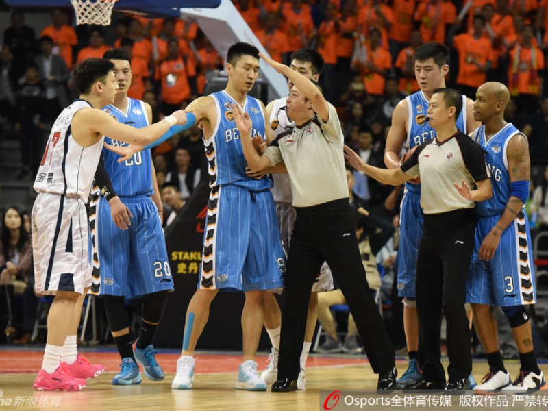 京粤大战火爆一幕：马布里杨金蒙冲突双双被罚下