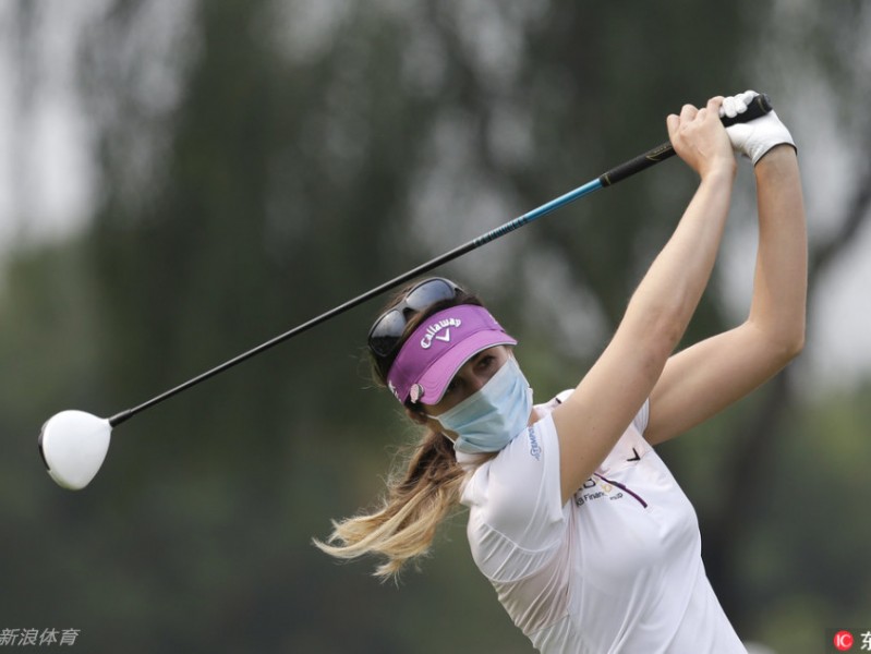 浓雾锁果岭 大师挥杆间