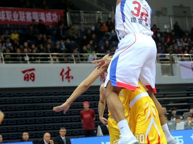 天津男篮主场火力全开，团队篮球终结四连败