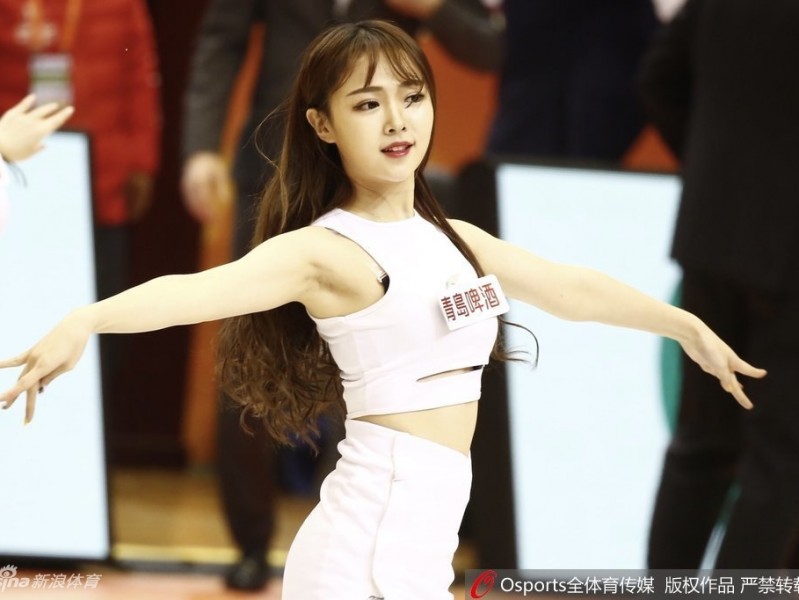 山东高速篮球宝贝校园风写真，甜美元气点燃球场激情