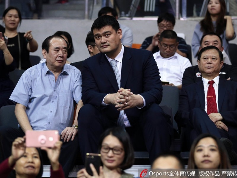 姚明亲临东莞见证南粤德比，为广东宏远创始人颁发CBA历史首尊突出贡献奖