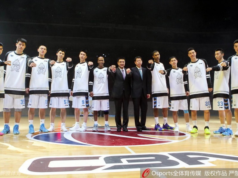 京城荣耀之夜：北京男篮加冕戒指，李宁赠靴启航新赛季