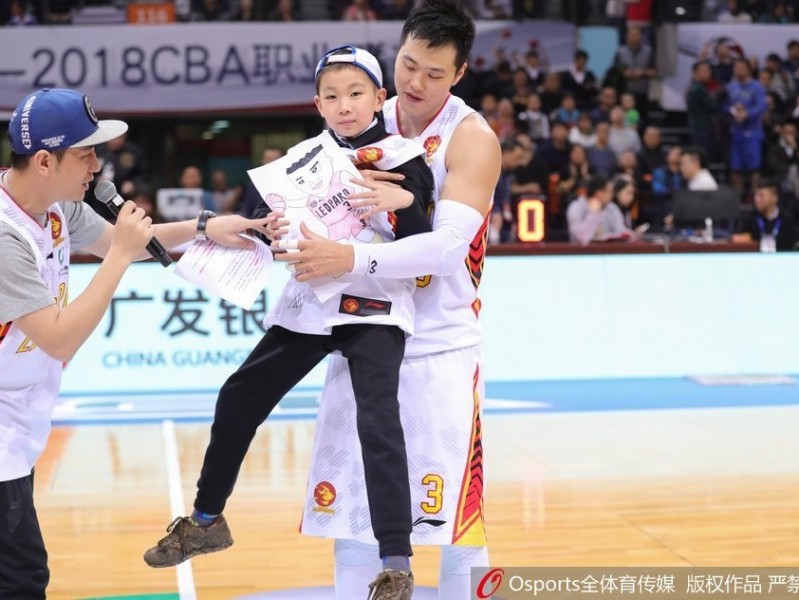 孟铎的礼物：一颗篮球如何照亮重症男孩的至暗时刻