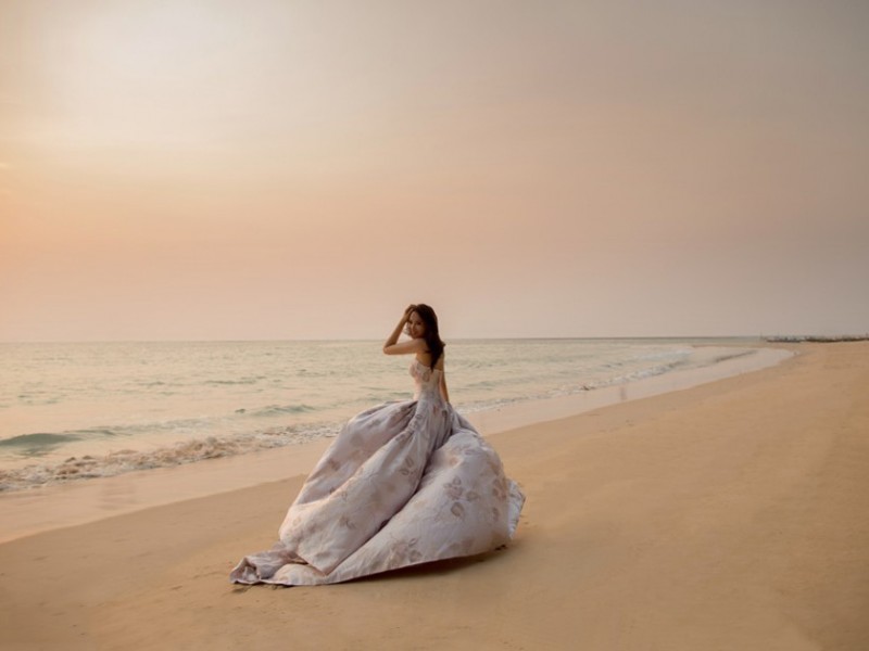 伊能静普吉岛化身梦幻新娘谱写碧海浪漫诗篇