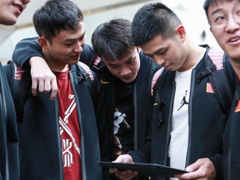 男篮海埂集训前夜 众将围睹科比传奇谢幕