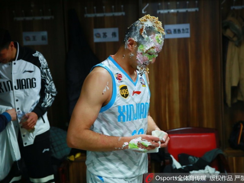 蛋糕“拍”出铁汉柔情，西热力江生日宴上的“甜蜜”袭击与温情回眸