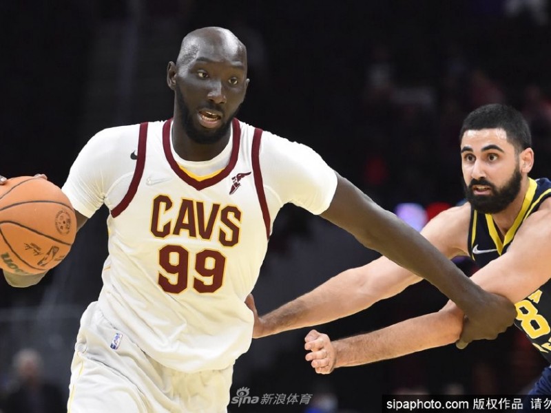 “巨人”握手！新疆男篮签约塔科·法尔，新赛季禁区有他镇守