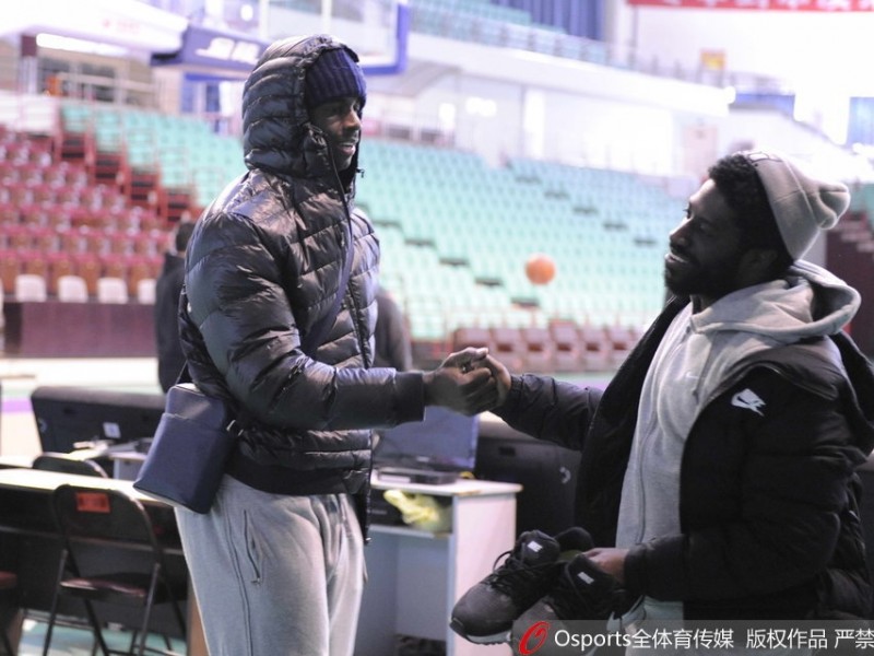 辽宁备战天津赛前温情一幕 巴斯与杰特老友记