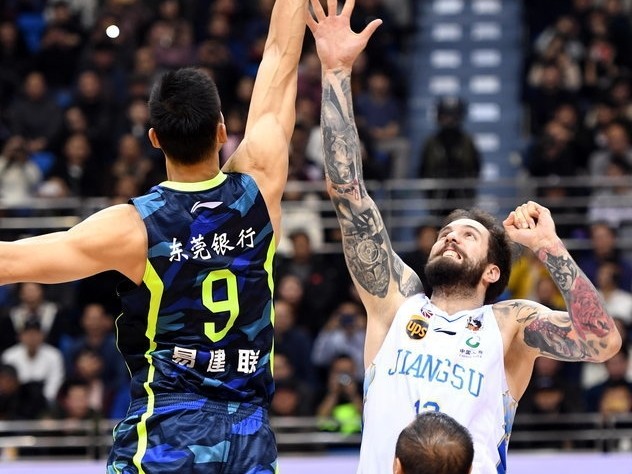 江苏篮球再现荣光 肯帝亚主场三分险胜广东完成赛季双杀