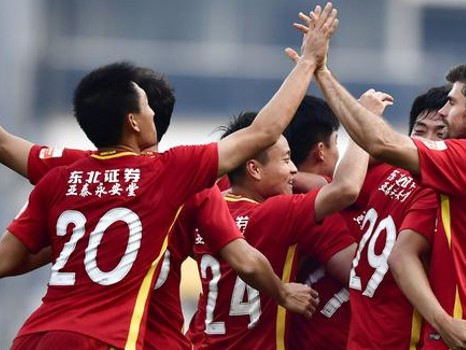 亚泰主场4-2终结12轮不败，上港登顶梦碎经开体育场