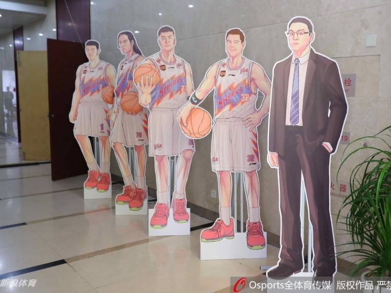 上海男篮新赛季出征仪式玩转二次元，灌篮高手风惊现球场