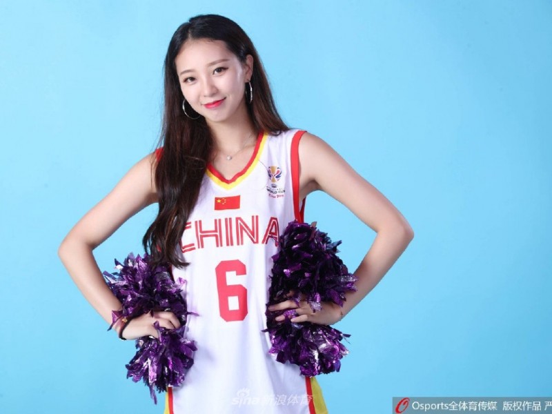 广州篮球宝贝青春绽放，光影定格亚洲杯助威瞬间