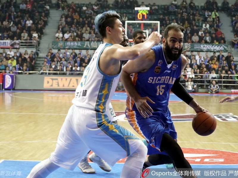 鏖战晋江：王哲林独木难支，鹰王哈达迪联手封锁福建内线