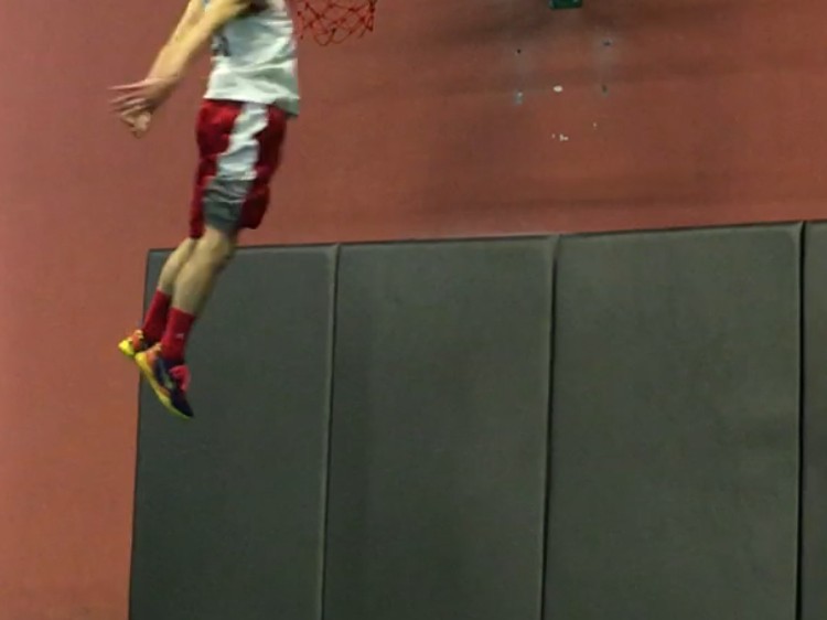 用热血挑战地心引力，一米七六草根扣篮王的飞驰人生