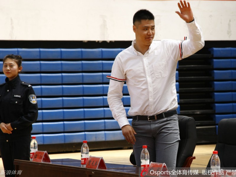 辽篮名宿贺天举与足球旗帜肇俊哲跨界同框，温情互动点亮公益之路