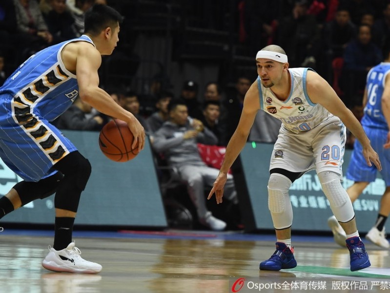 红山体育馆巅峰对决，新疆飞虎击退北京首钢