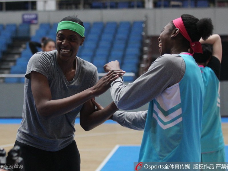 京疆女篮巅峰对决：外援双星场下友谊与场上硝烟