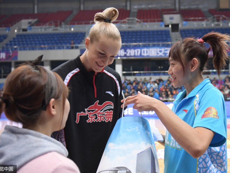 展颜消宿怨，一抱泯恩仇：史秀峰送礼致歉叶莲娜