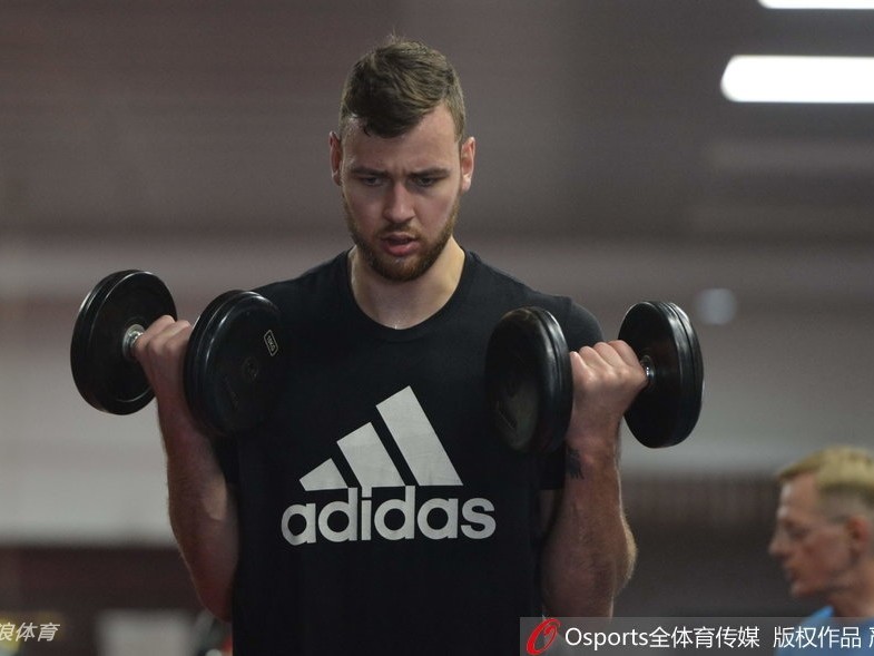 齐鲁劲旅吹响集结号：新援悉数亮相，丁彦雨航卖萌抢镜备战忙