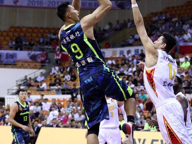 易建联王者归来：后仰跳投与霸气扣篮铸就的传奇之夜