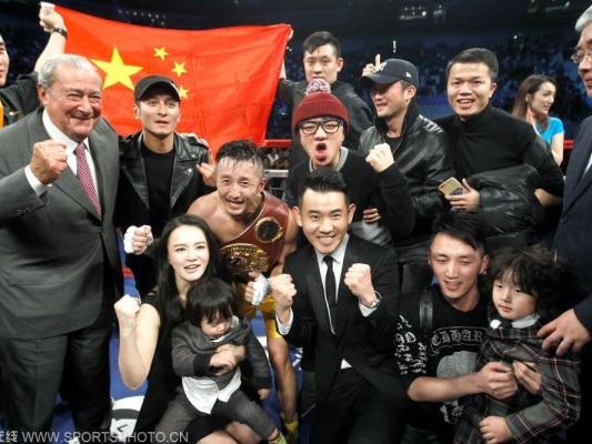 邹市明点数大胜坤比七首夺WBO世界拳王金腰带