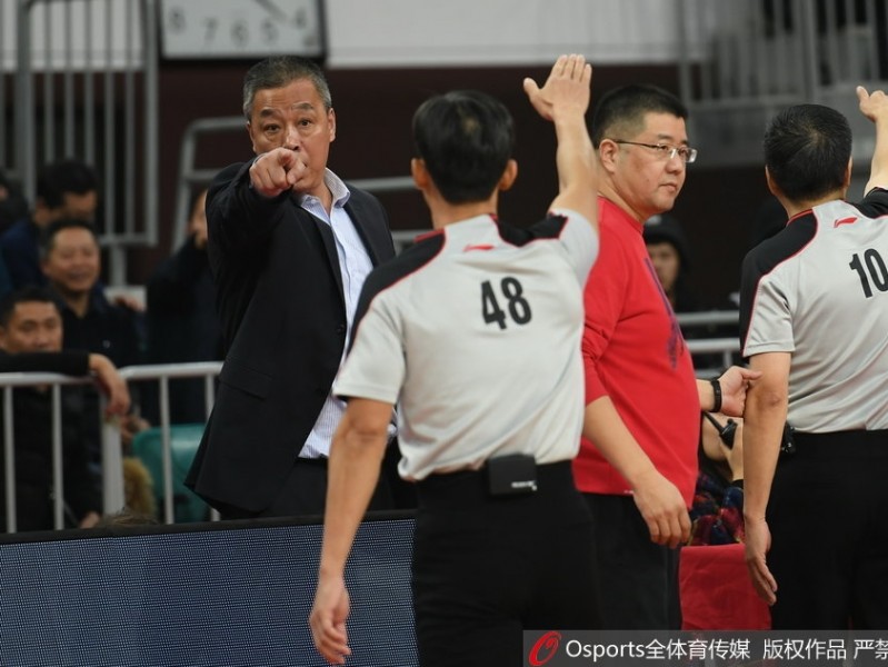 CBA改革阵痛中的一幕：新疆助教陆智强怒斥裁判遭驱逐，争议判罚催生联赛首份裁判报告