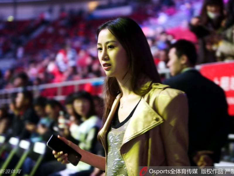 孙悦爱妻陈露五棵松柔情助阵，卫冕冠军首战惜败新疆