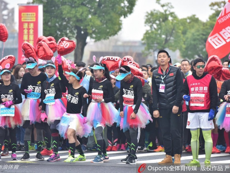 胡雪峰携肯帝亚啦啦队寒冬热舞苏马赛场 篮球精神燃爆太湖赛道