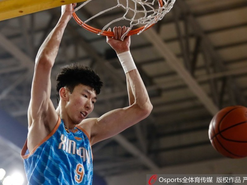 新疆男篮热血季：暴扣与肘击交织的激情岁月