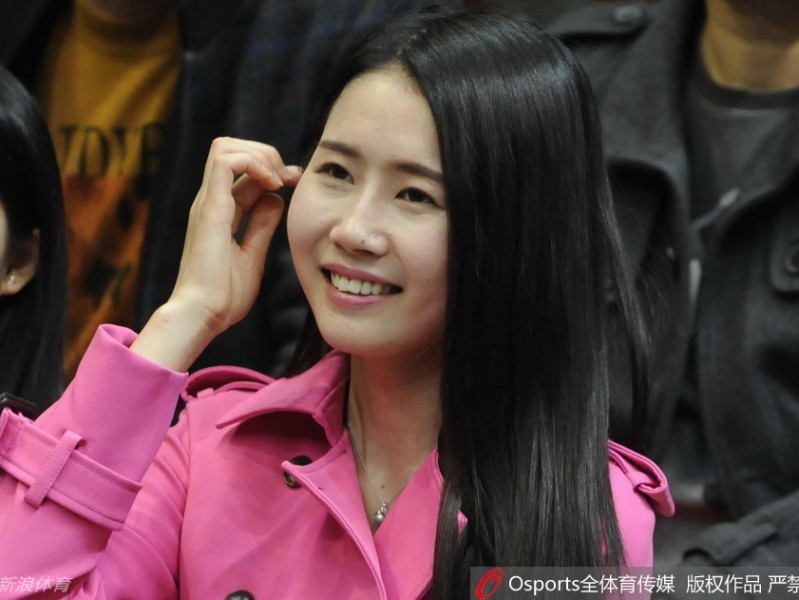 辽蜜女球迷成总决赛第五战最靓丽风景线