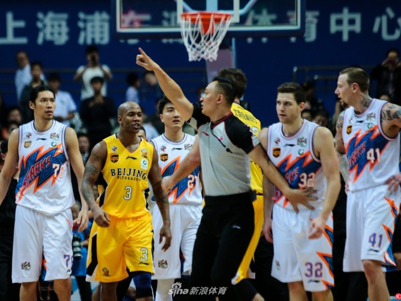 🔥京沪大战火药味十足！寂寞大神与马布里针锋相对互喷垃圾话